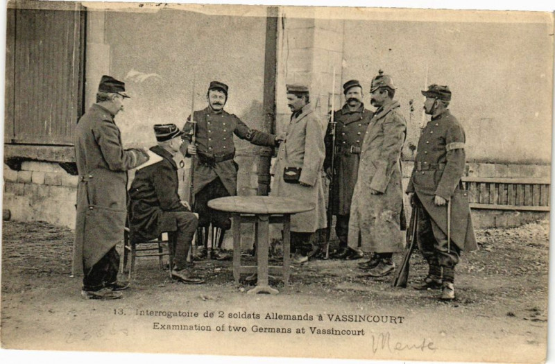 Carte postale ancienne Interrogatoire de 2 soldats Allemands á Vassincourt à Vassincourt