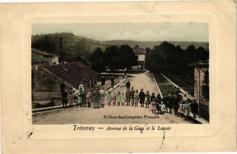 Carte postale ancienne Tréveray-Avenue de la Gare et le Lavoir à Tréveray