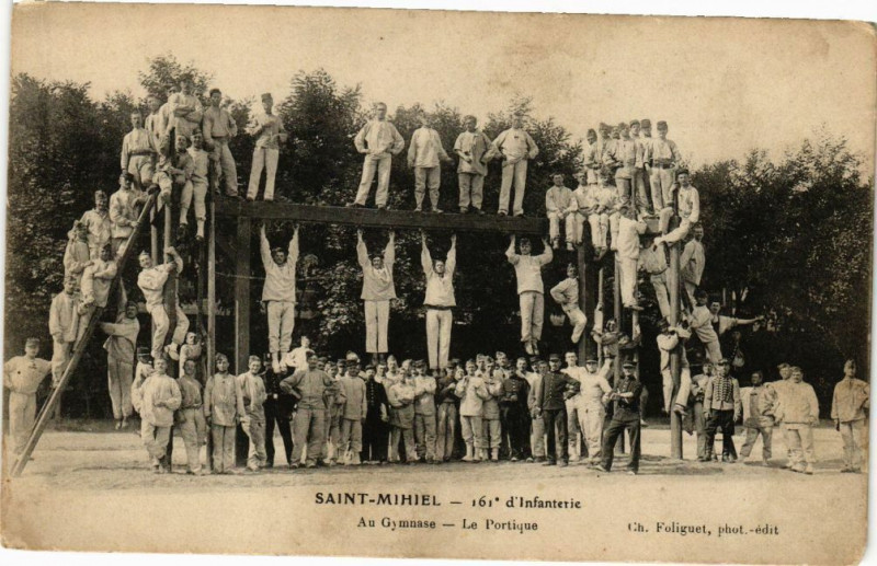Carte postale ancienne Saint Mihiel-Au Gymnase-Le Portique à Saint-Mihiel
