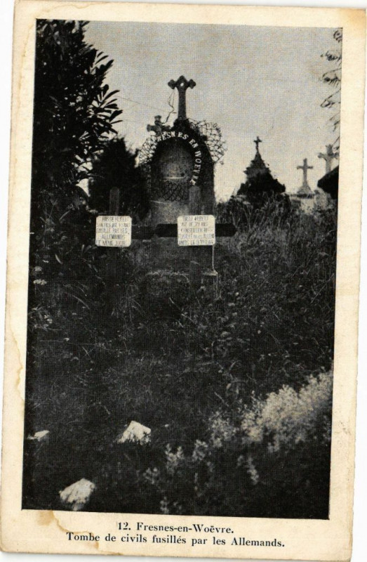 Carte postale ancienne Fresnes en Woevre-Tombe de civils fusillés par les Allemands à Fresnes-en-Woëvre