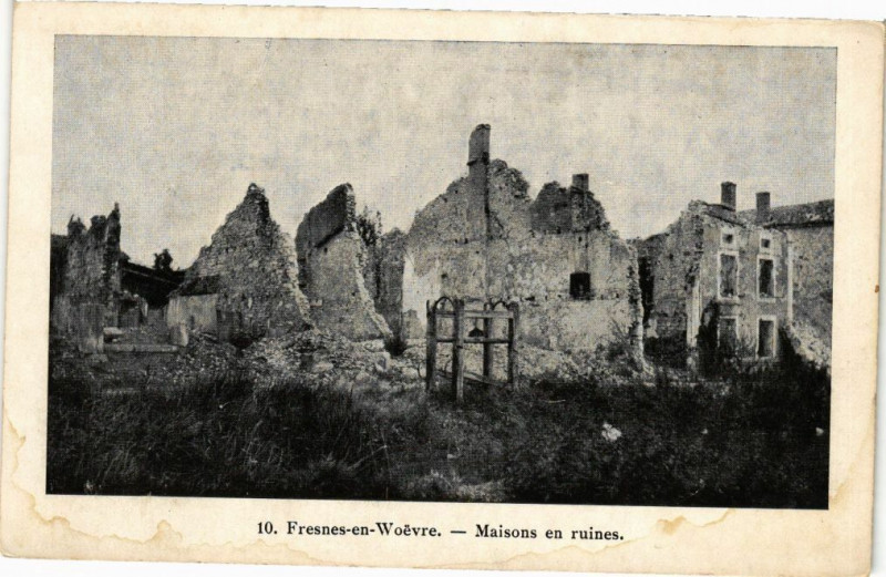 Carte postale ancienne Fresnes en Woevre-Maisons en ruines à Fresnes-en-Woëvre