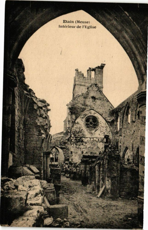 Carte postale ancienne Etain-Intérieur de l'Eglise à Étain