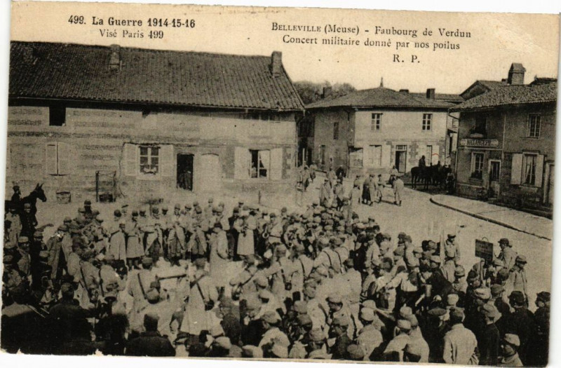 Carte postale ancienne Belleville-Faubourg de Verdun-Concert militaire donné par nos poilus à Verdun