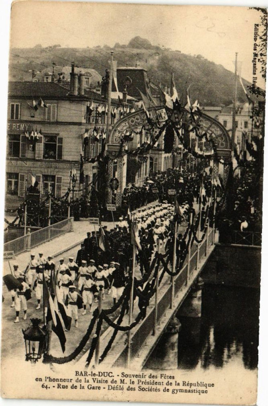 Carte postale ancienne Bar le Duc-Rue de la Gare-Défilé des Sociétés de gymnastique à Bar-le-Duc
