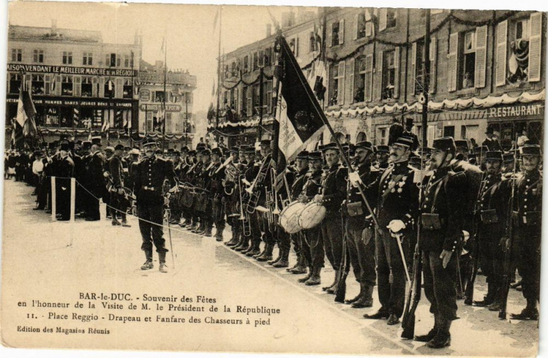 Carte postale ancienne Bar le Duc-Place Reggio-Drapeau et Fanfare des Chasseurs á pied à Bar-le-Duc
