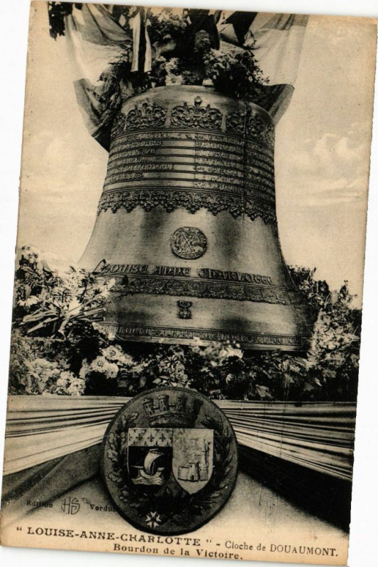 Carte postale ancienne ' Louise Anne Charlotte'-Cloche de Douaumont-Bourdon de la Victoire