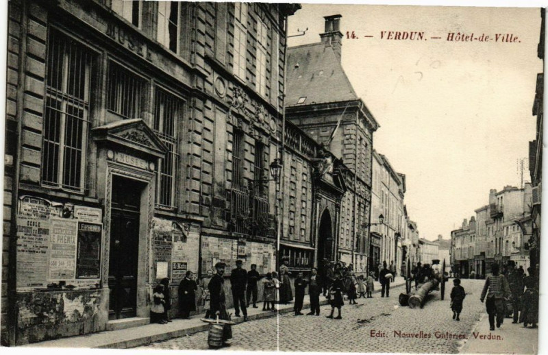 Carte postale ancienne Verdun-Hótel de Ville à Verdun