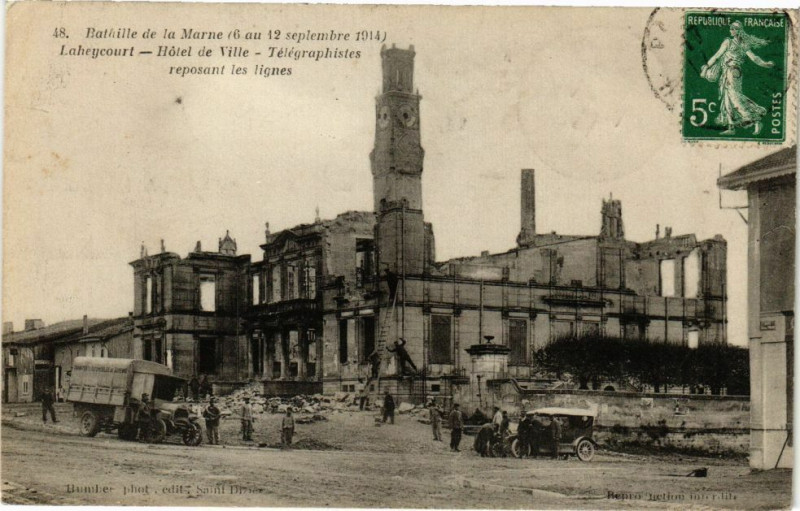 Carte postale ancienne Laheycourt-Hótel de Ville-Télégraphistes reposant les lignes à Laheycourt