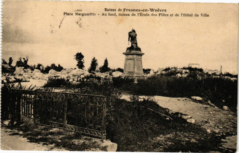 Carte postale ancienne Fresnes en Woevre-Place Margueritte-Au fond ruines de l'Ecole à Fresnes-en-Woëvre