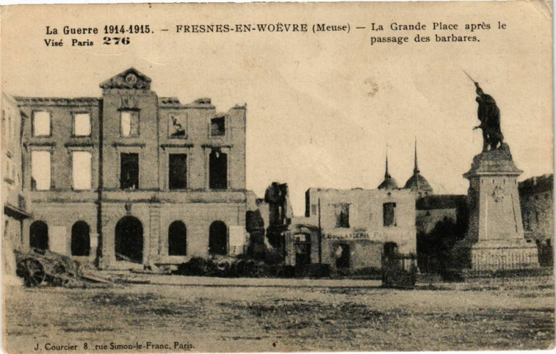 Carte postale ancienne Fresnes en Woevre-La Grande Place aprés le passage des barbares à Fresnes-en-Woëvre