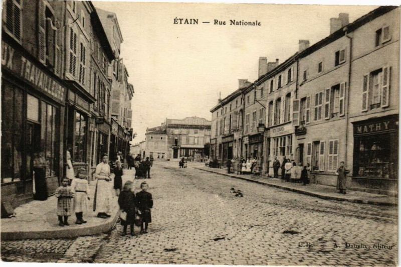 Carte postale ancienne Etain-Rue Nationale à Étain
