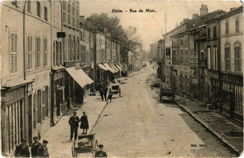 Carte postale ancienne Etain-Rue de Metz à Étain