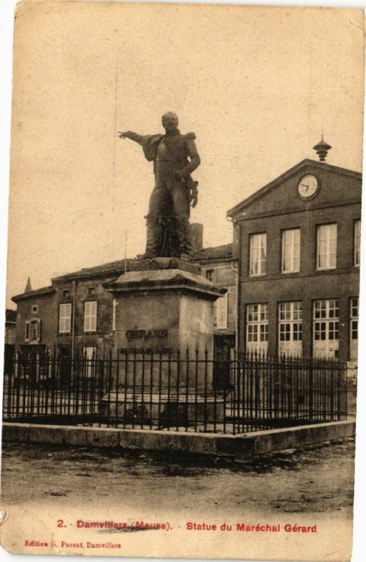 Carte postale ancienne Damvillers-Statue du Maréchal Gérard à Damvillers
