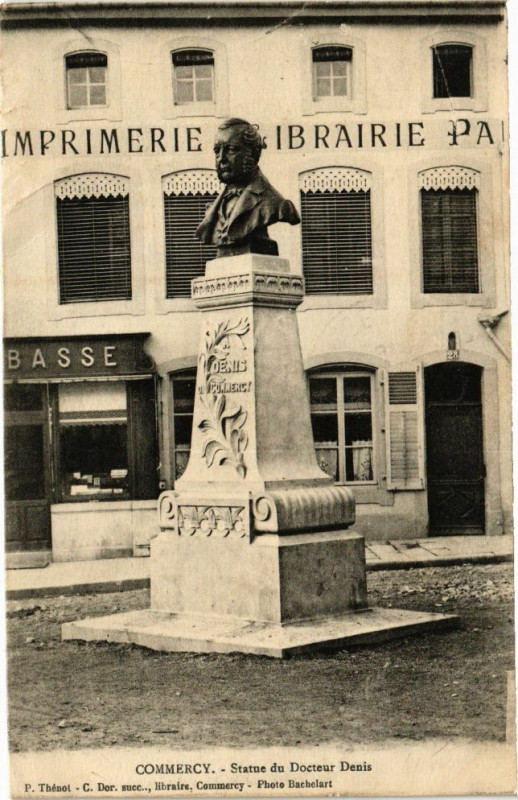 Carte postale ancienne Commercy-Statue du Docteur Denis à Commercy