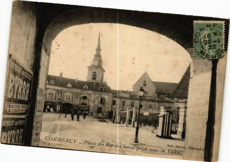 Carte postale ancienne Commercy-Place du Fer a Cheval prise sous la Voute à Commercy