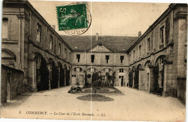 Carte postale ancienne Commercy-La Cour de l'Ecole Normale à Commercy