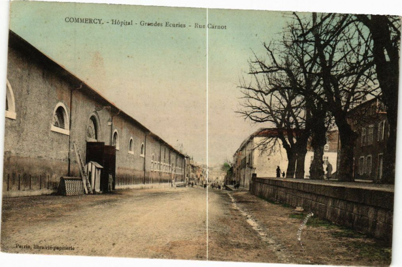 Carte postale ancienne Commercy-Hópital-Grandes Ecuires-Rue Carnot à Commercy