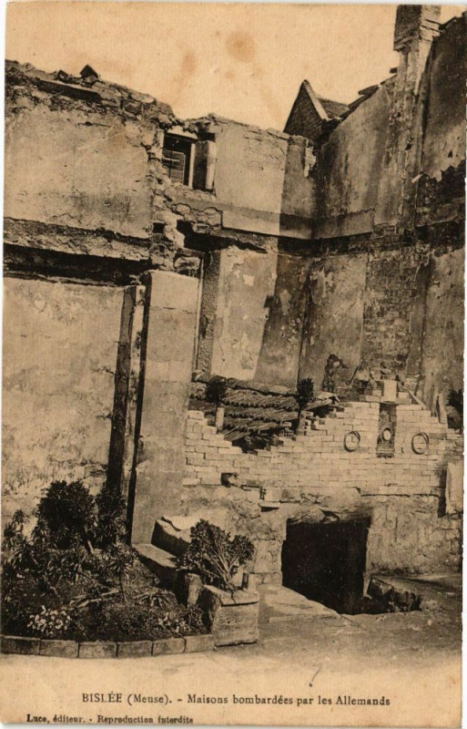 Carte postale ancienne Bislée-Maison bombardées par les Allemands à Bislée