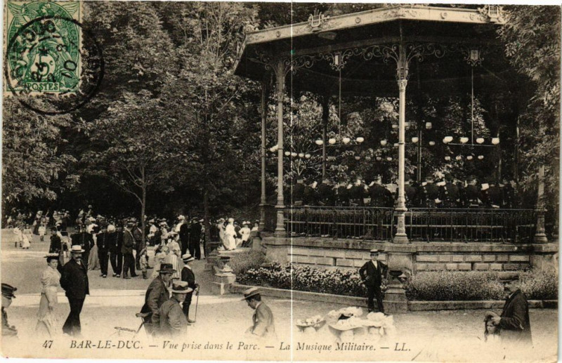 Carte postale ancienne Bar le Duc-Vue prise dans le Parc-La Musique Militaire à Bar-le-Duc