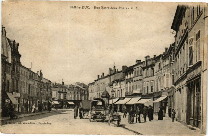 Carte postale ancienne Bar-le-Duc - La Rue Entre-deux-Ponts à Bar-le-Duc