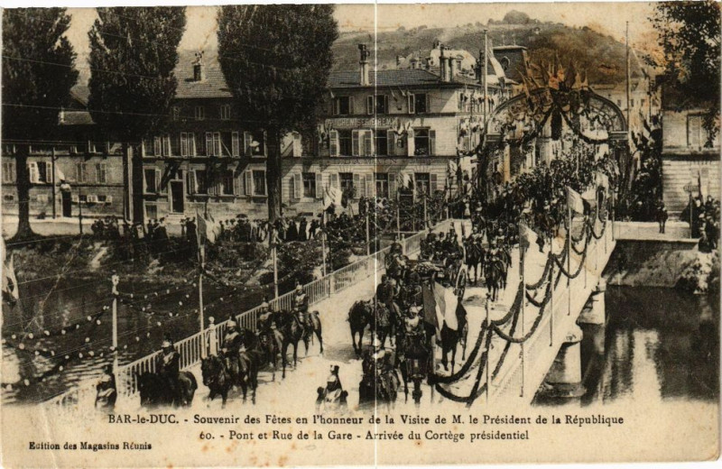 Carte postale ancienne Bar le Duc-Pont et Rue de la Gare-Arrivée du Cortége présidentiel à Bar-le-Duc