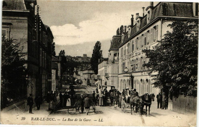 Carte postale ancienne Bar le Duc-La Rue de la Gare à Bar-le-Duc