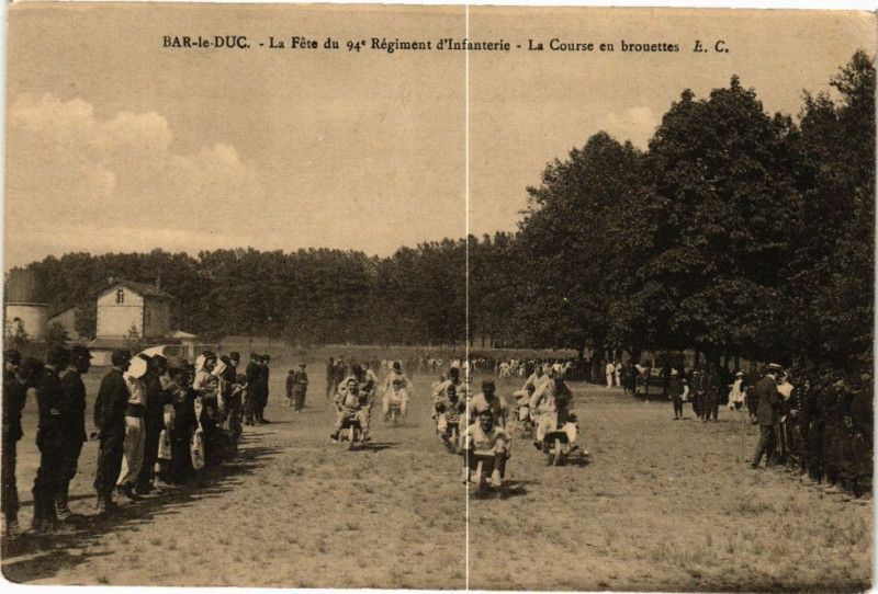 Carte postale ancienne Bar le Duc-La Course en brouettes à Bar-le-Duc