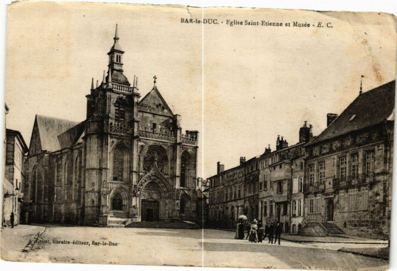 Carte postale ancienne Bar le Duc-Eglise Saint Etienne et Musée à Bar-le-Duc