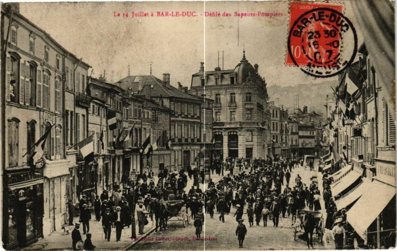 Carte postale ancienne Bar le Duc-Défilé des Sapeurs Pompiers à Bar-le-Duc