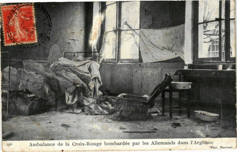 Carte postale ancienne Ambulance de la Croix Rouge bombardée par les Allemands