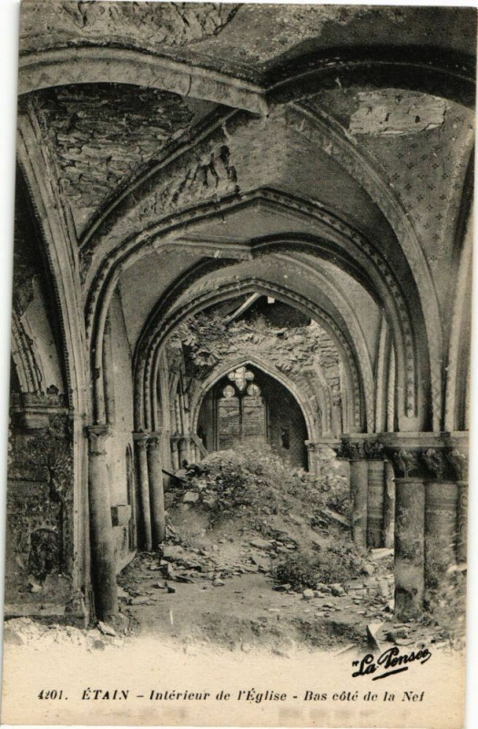 Carte postale ancienne Etain-Intérieur de l'Eglise-Bas Cóte de la Nef à Étain