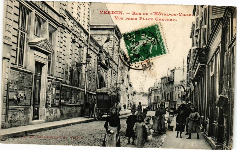 Carte postale ancienne Verdun-Rue de l'Hótel de Ville-Vue prise Place Crevert à Verdun