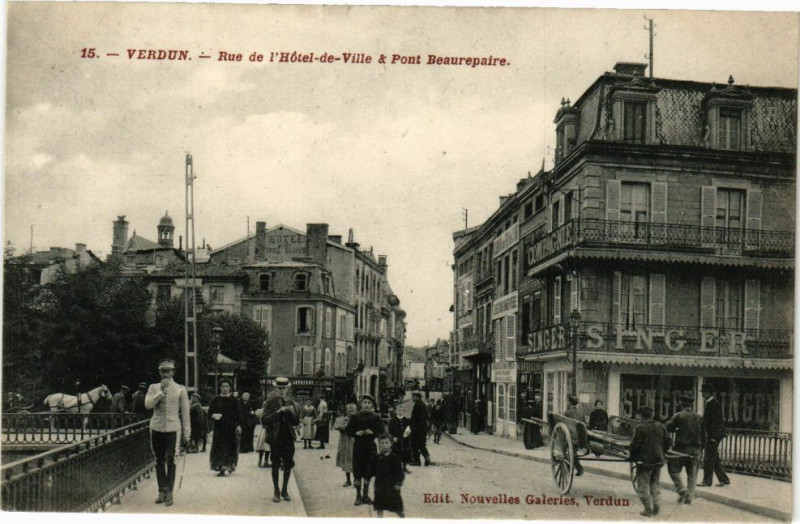 Carte postale ancienne Verdun-Rue de l'Hótel de Ville & Pont Beaurepaire à Verdun