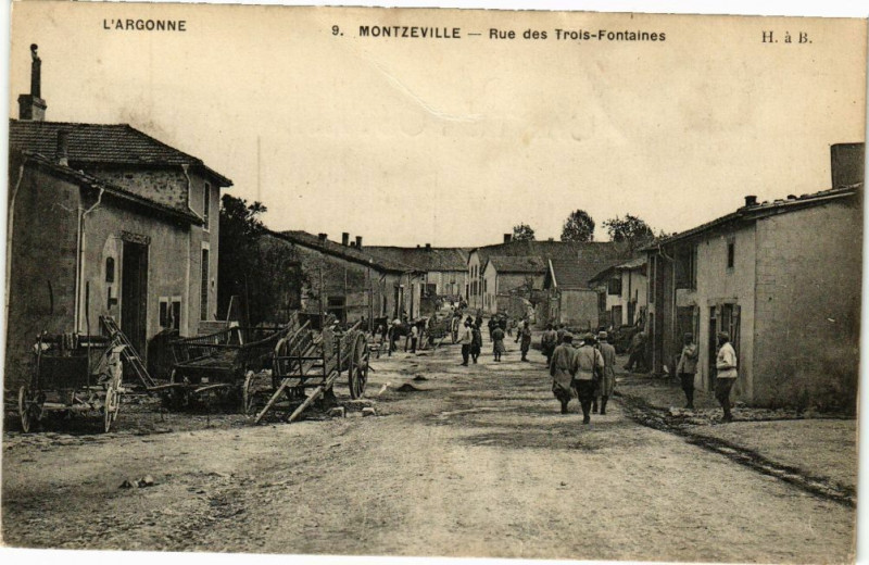 Carte postale ancienne Montzeville-Rue des Trois Fontaines à Montzéville