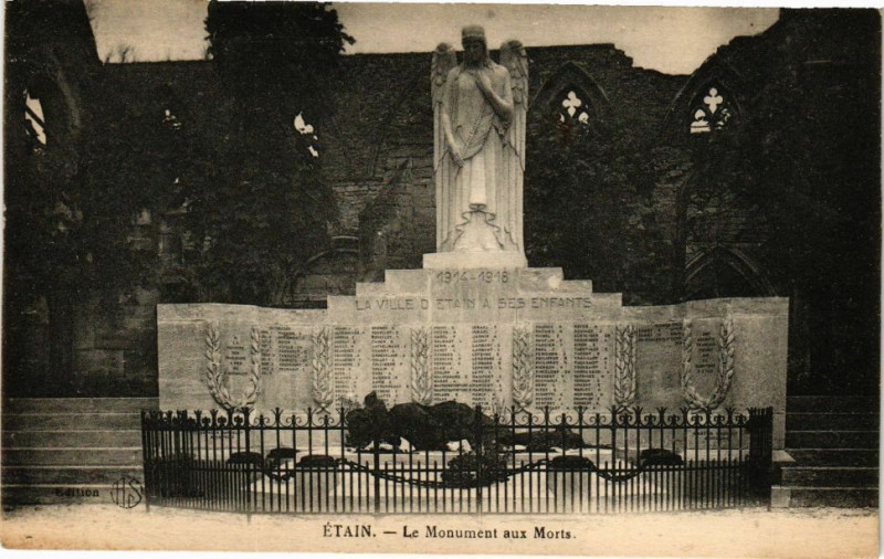 Carte postale ancienne Etain-Le Monument aux Morts à Étain