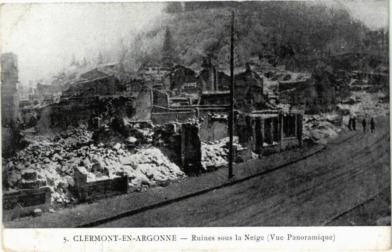 Carte postale ancienne Clermont en Argonne-Ruines sous la Neige-Vue panoramique à Clermont-en-Argonne