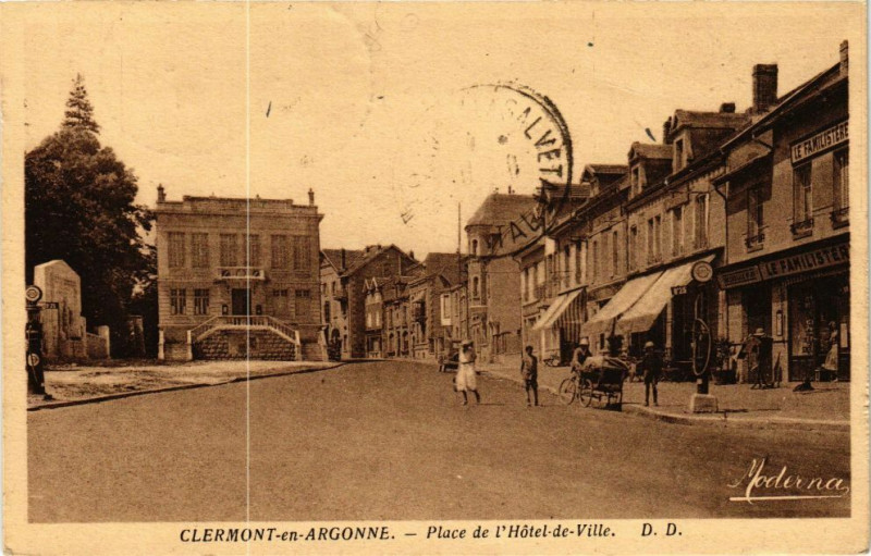 Carte postale ancienne Clermont en Argonne-Place de l'Hótel de Ville à Clermont-en-Argonne