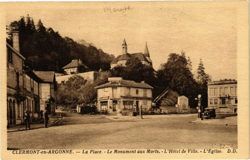Carte postale ancienne Clermont en Argonne-La Plae-Le monument aux Morts-L'Hótel de Ville à Clermont-en-Argonne