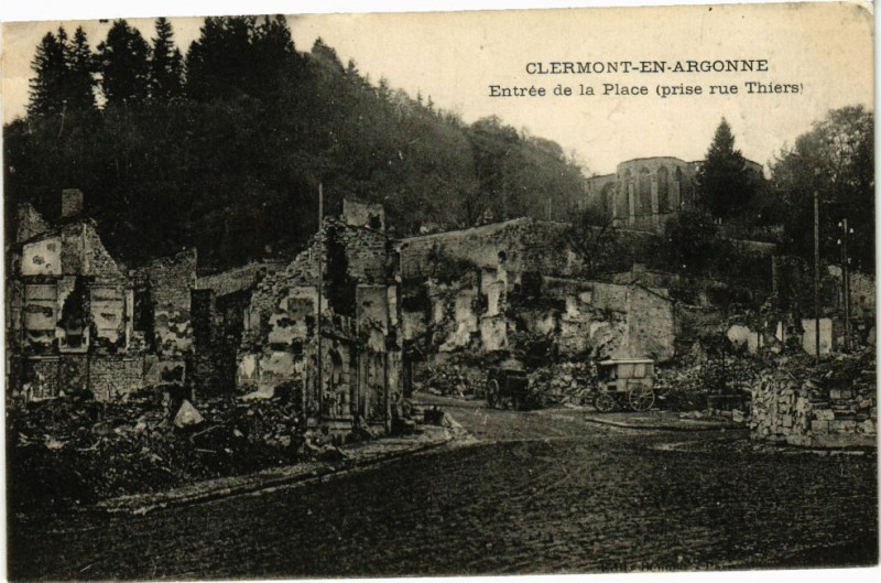 Carte postale ancienne Clermont en Argonne-Entrée de la Place à Clermont-en-Argonne