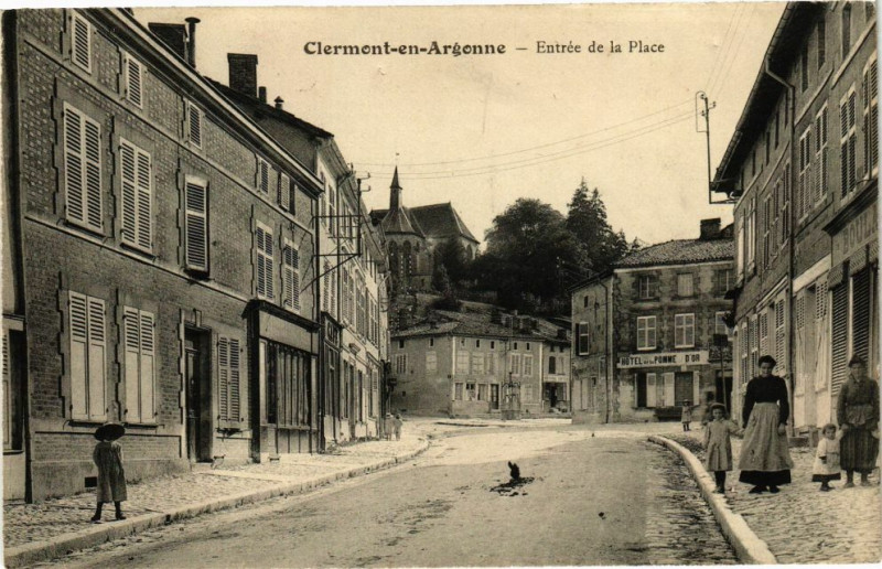 Carte postale ancienne Clermont en Argonne-Entrée de la Place à Clermont-en-Argonne