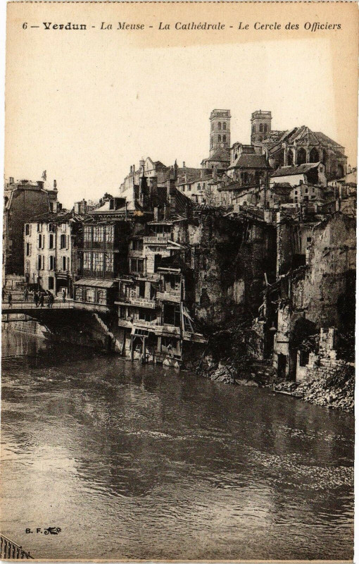 Carte postale ancienne Verdun - La Meuse - La Cathédrale - Le Cercle des Officiers à Verdun