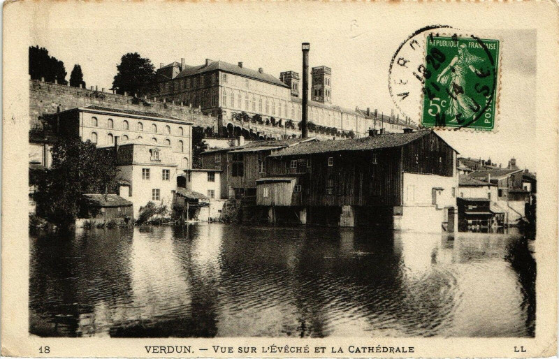 Carte postale ancienne Verdun-Vue sur  l'Evéché et la Cathédrale à Verdun