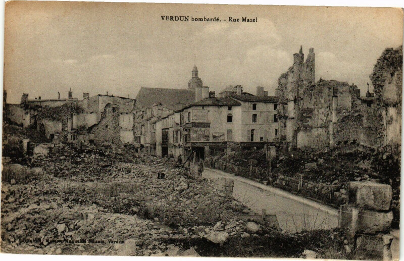 Carte postale ancienne Verdun-Rue Mazel à Verdun