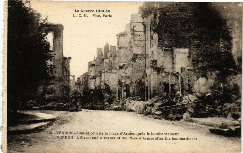 Carte postale ancienne Verdun-Rue et coin de la Place d'Armes aprés le bombardement à Verdun