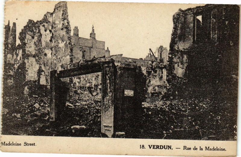 Carte postale ancienne Verdun-Rue de la Madeleine à Verdun