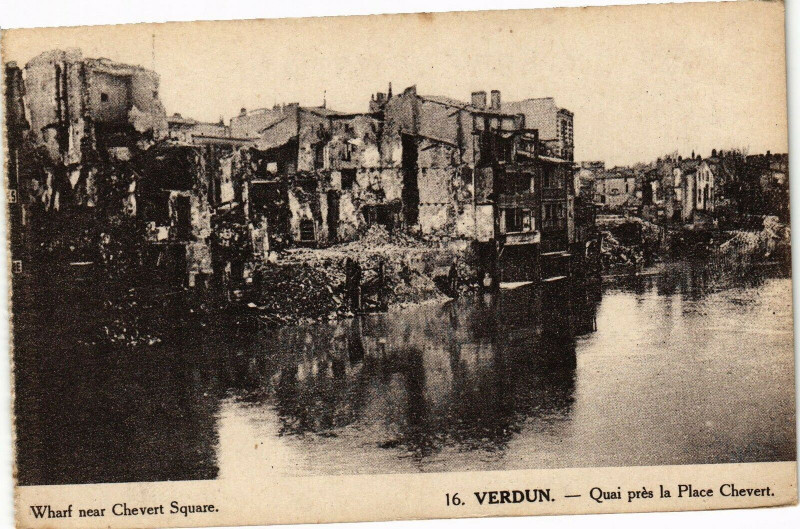 Carte postale ancienne Verdun-Quai prés la Place Chevert à Verdun