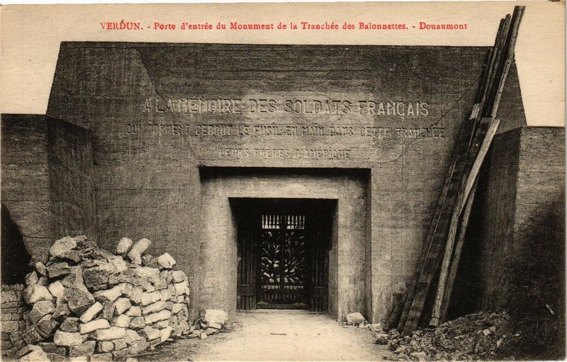 Carte postale ancienne Verdun-Porte d'entrée du Monument de la Tranchée des Baionnettes à Verdun