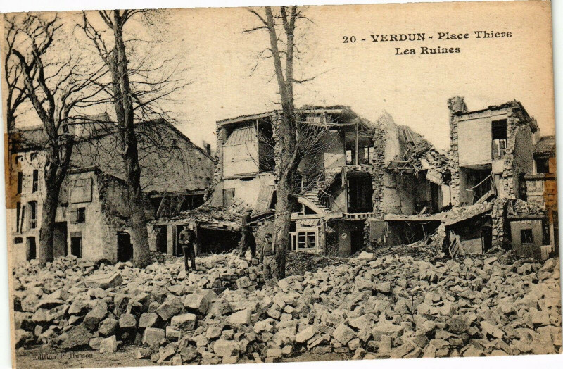 Carte postale ancienne Verdun-Place Thiers-Les Ruines à Verdun