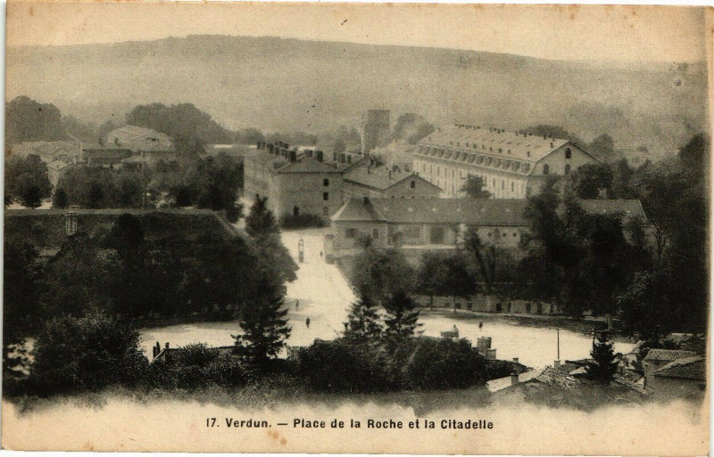 Carte postale ancienne Verdun-Place de la Roche et la Citadelle à Verdun