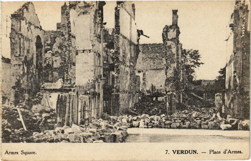 Carte postale ancienne Verdun-Place d'Armes à Verdun